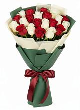 Букет Микс из красных и белых роз в Осеево