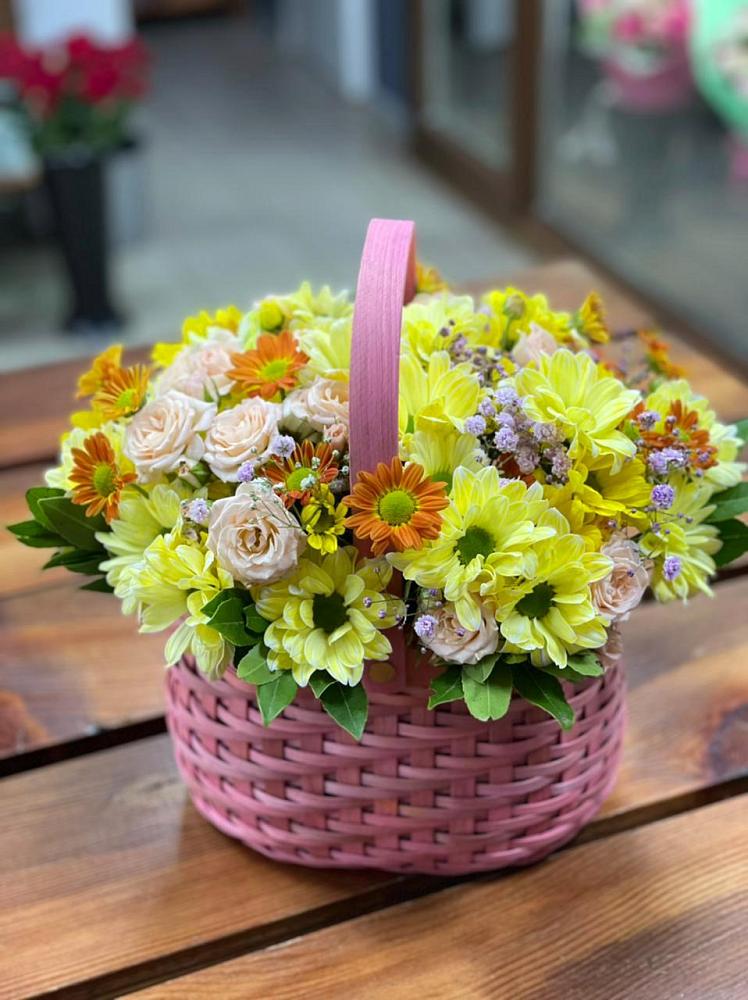 Цветочная композиция из Хризантемы и Розы в корзине в Осеево