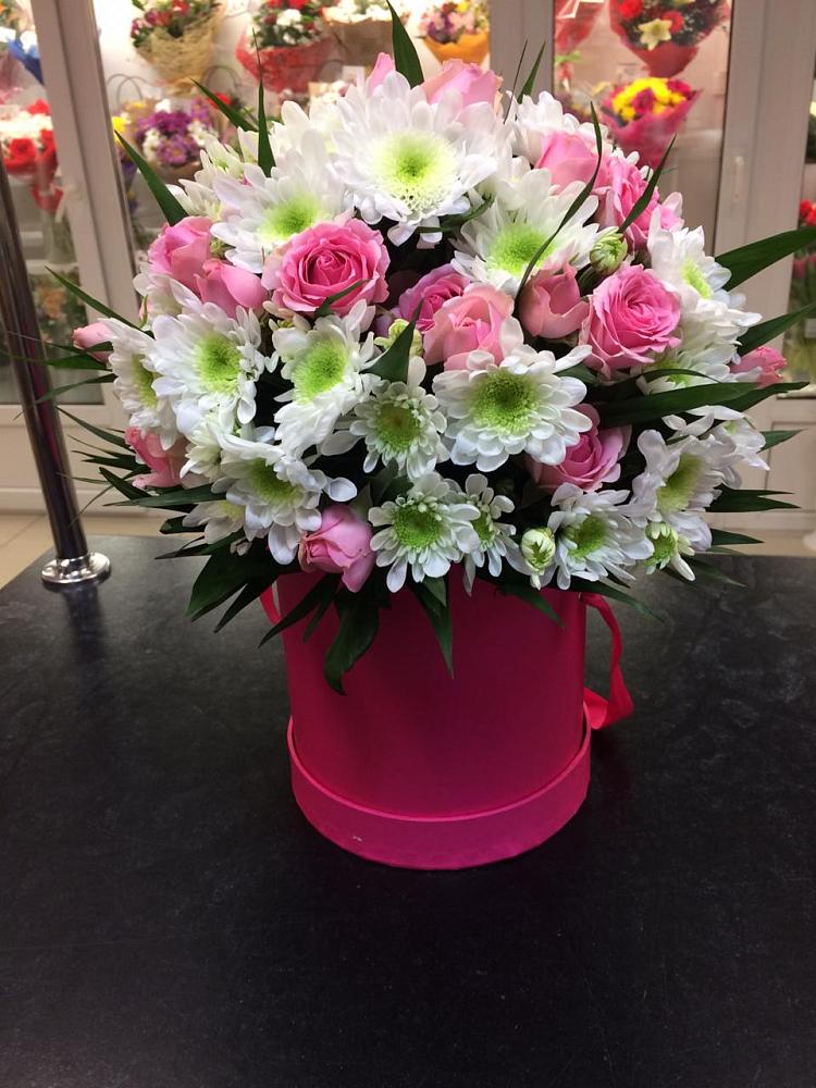 Цветочная композиция из Розы и Хризантемы в шляпной коробке в Осеево