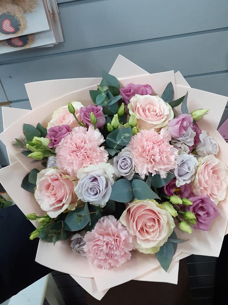 Букет цветов из: Розы, Гвоздики и Лизиантусы в Осеево